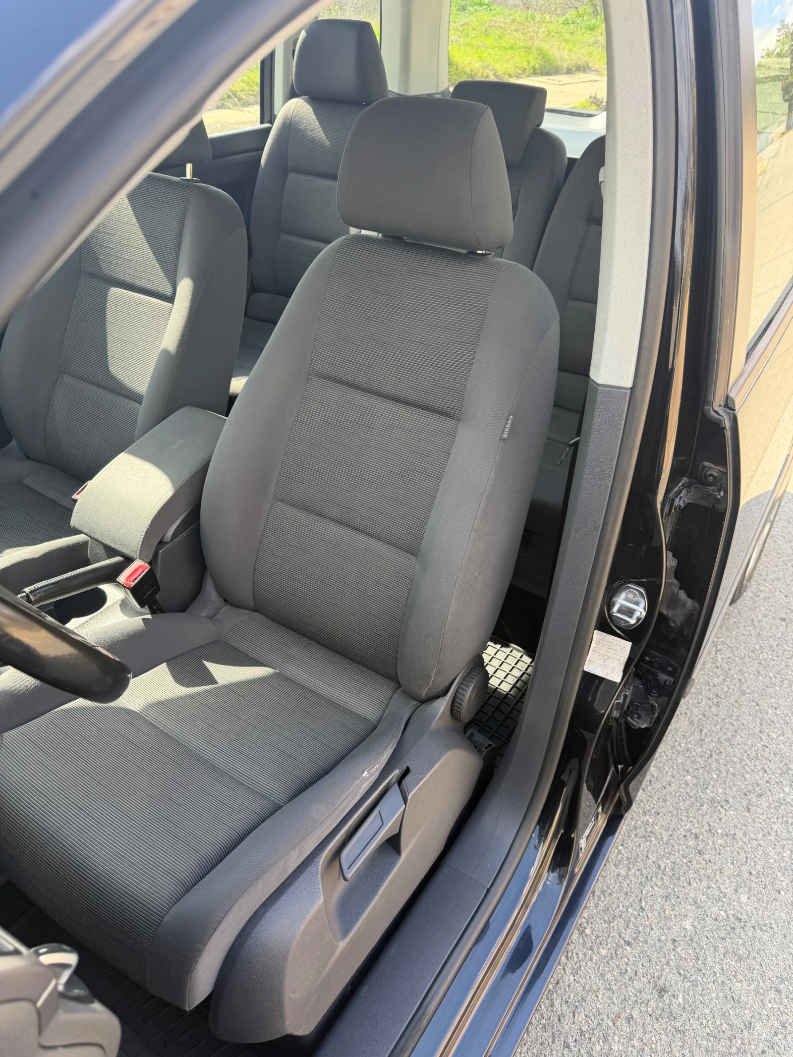 VW Touran 1.9 TDI 105 ks 6-СКОРОСТИ, снимка 12 - Автомобили и джипове - 54115870