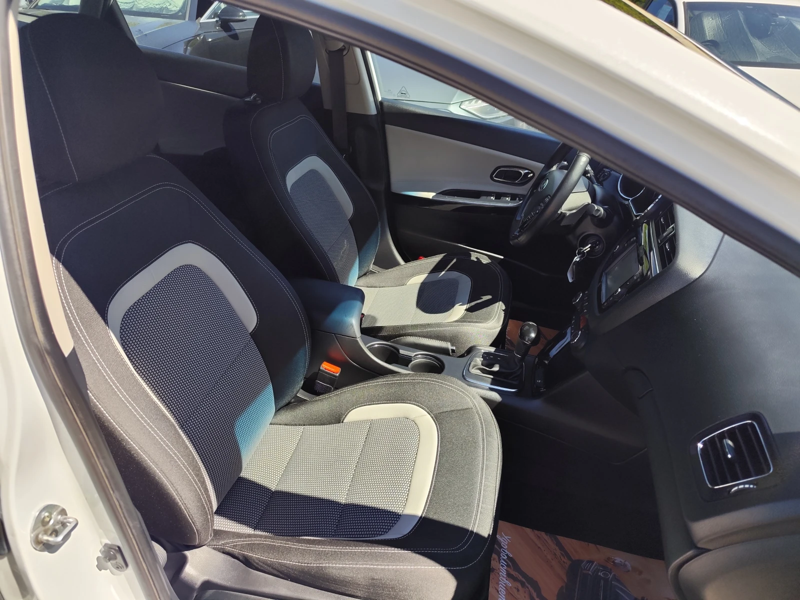 Kia Ceed 1.6GDi* AВТОМАТ* LED* KAMERA* NAVI* EUR6B* ПОДГЕВ, снимка 14 - Автомобили и джипове - 54554424