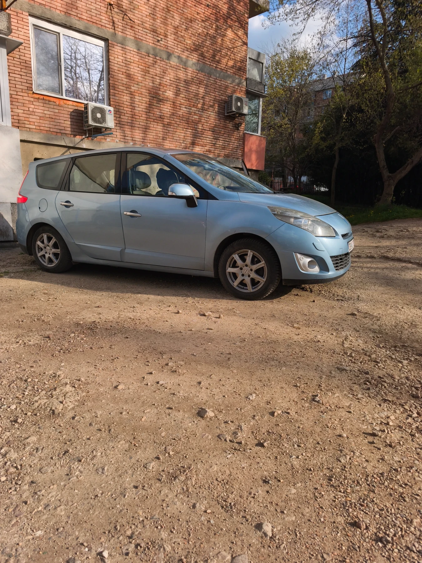 Renault Grand scenic 1.9 131hp, снимка 15 - Автомобили и джипове - 54989512