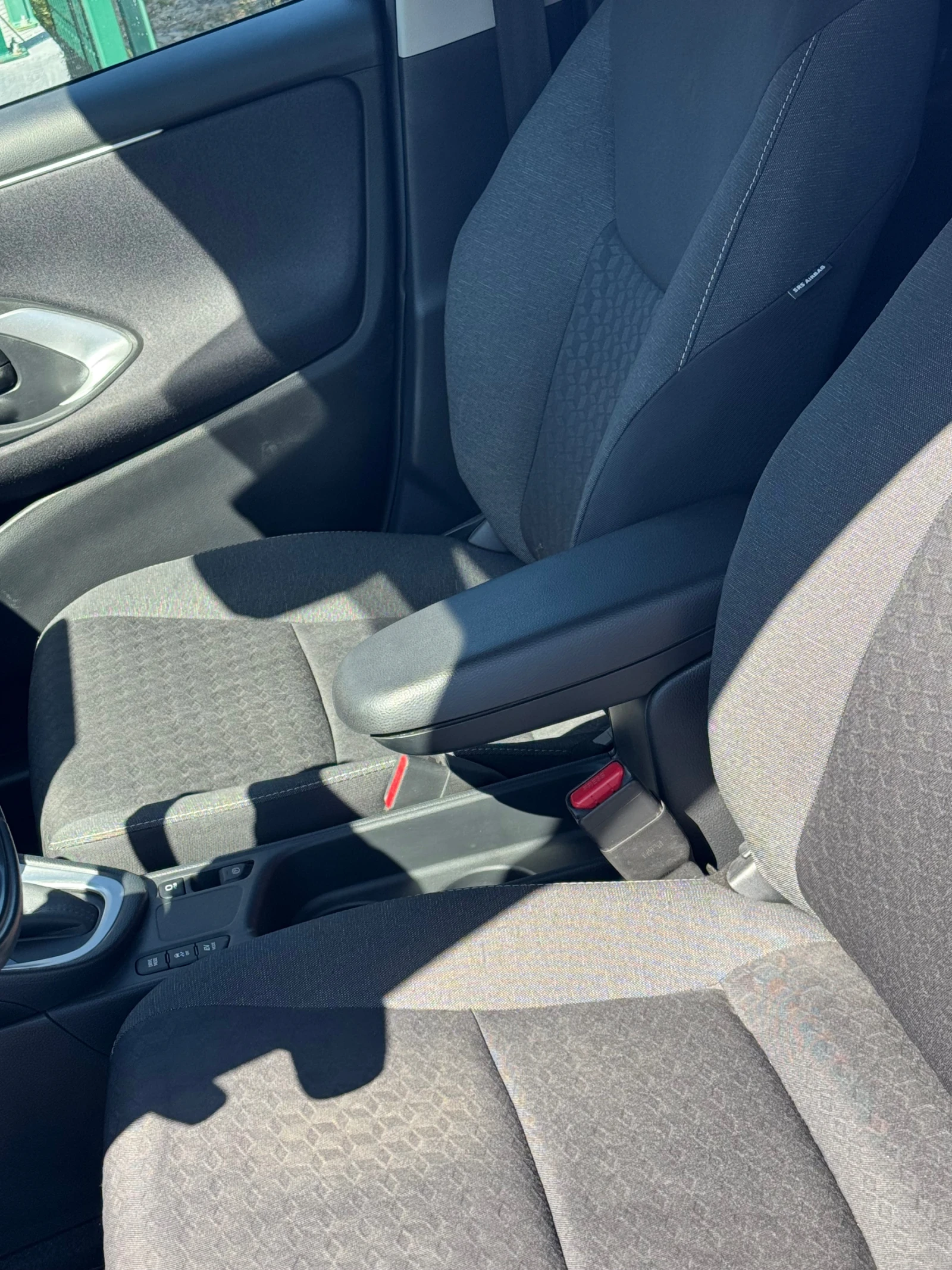 Toyota Yaris 1.5HYBRID.EXECUTIVE/DISTRONIK/KEYLESS, снимка 7 - Автомобили и джипове - 56120940