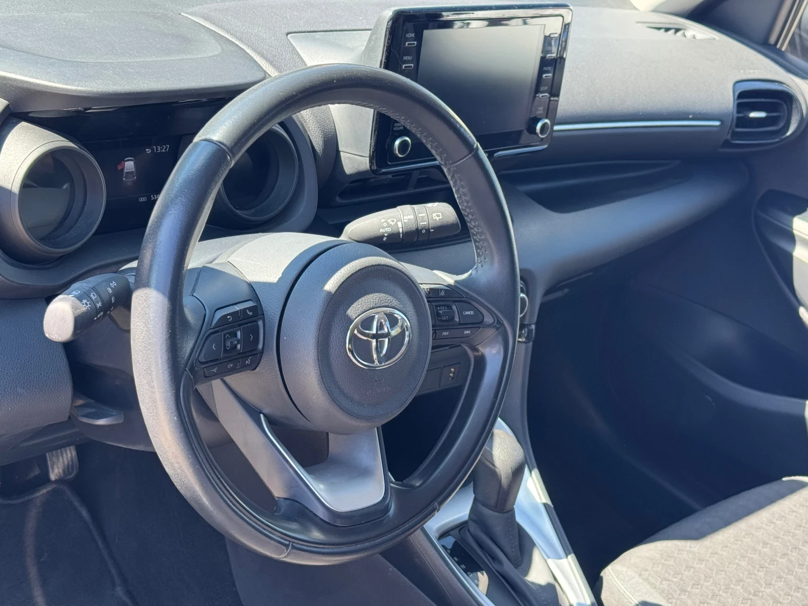 Toyota Yaris 1.5HYBRID.EXECUTIVE/DISTRONIK/KEYLESS, снимка 8 - Автомобили и джипове - 56120940