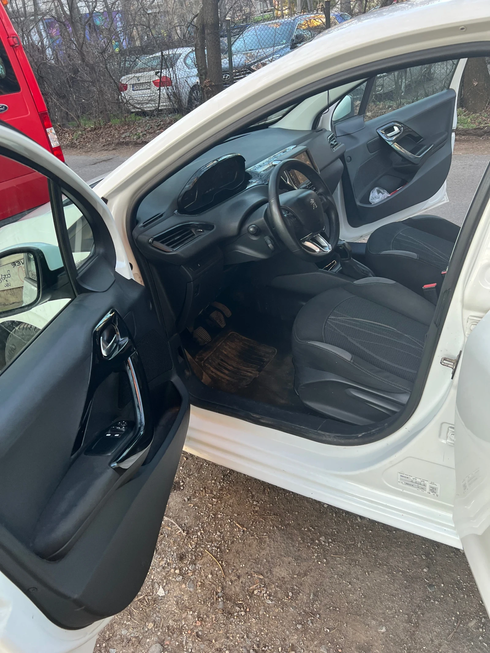 Peugeot 208, снимка 6 - Автомобили и джипове - 56445555