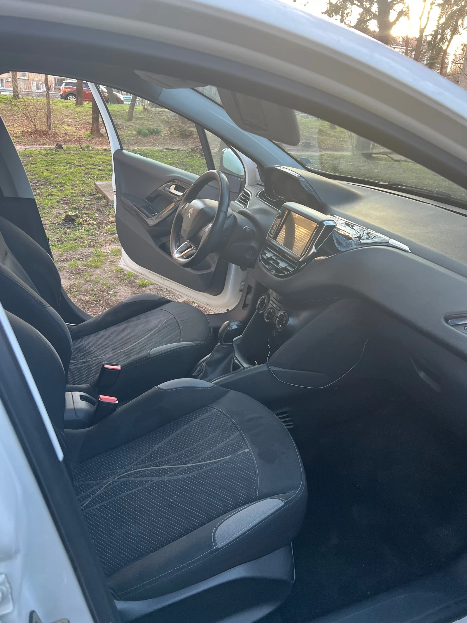 Peugeot 208, снимка 9 - Автомобили и джипове - 56445555