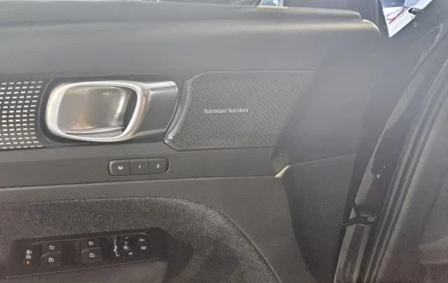 Volvo XC40 2.0HEV/197HP/B4/PANO/ULTIMATE-DARK/MEMO/H&K/738g - изображение 9