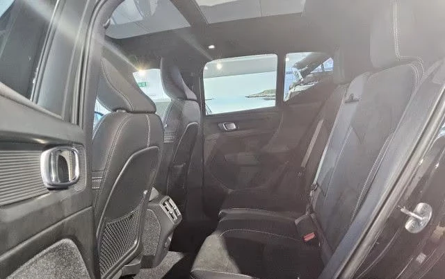 Volvo XC40 2.0HEV/197HP/B4/PANO/ULTIMATE-DARK/MEMO/H&K/738g, снимка 11 - Автомобили и джипове - 53286831