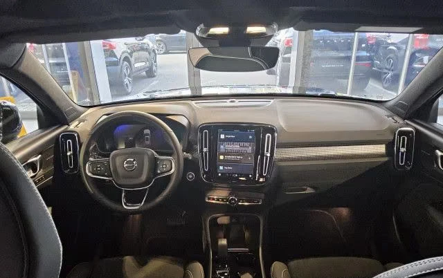 Volvo XC40 2.0HEV/197HP/B4/PANO/ULTIMATE-DARK/MEMO/H&K/738g - изображение 7