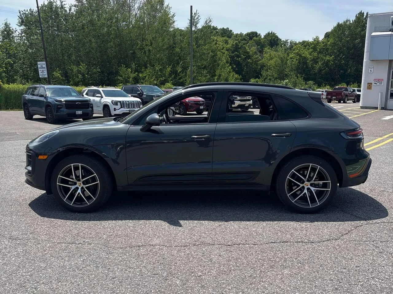 Porsche Macan * AWD * CARFAX * БЕЗ ПЪРВОНАЧАЛНА ВНОСКА, снимка 2 - Автомобили и джипове - 55180023