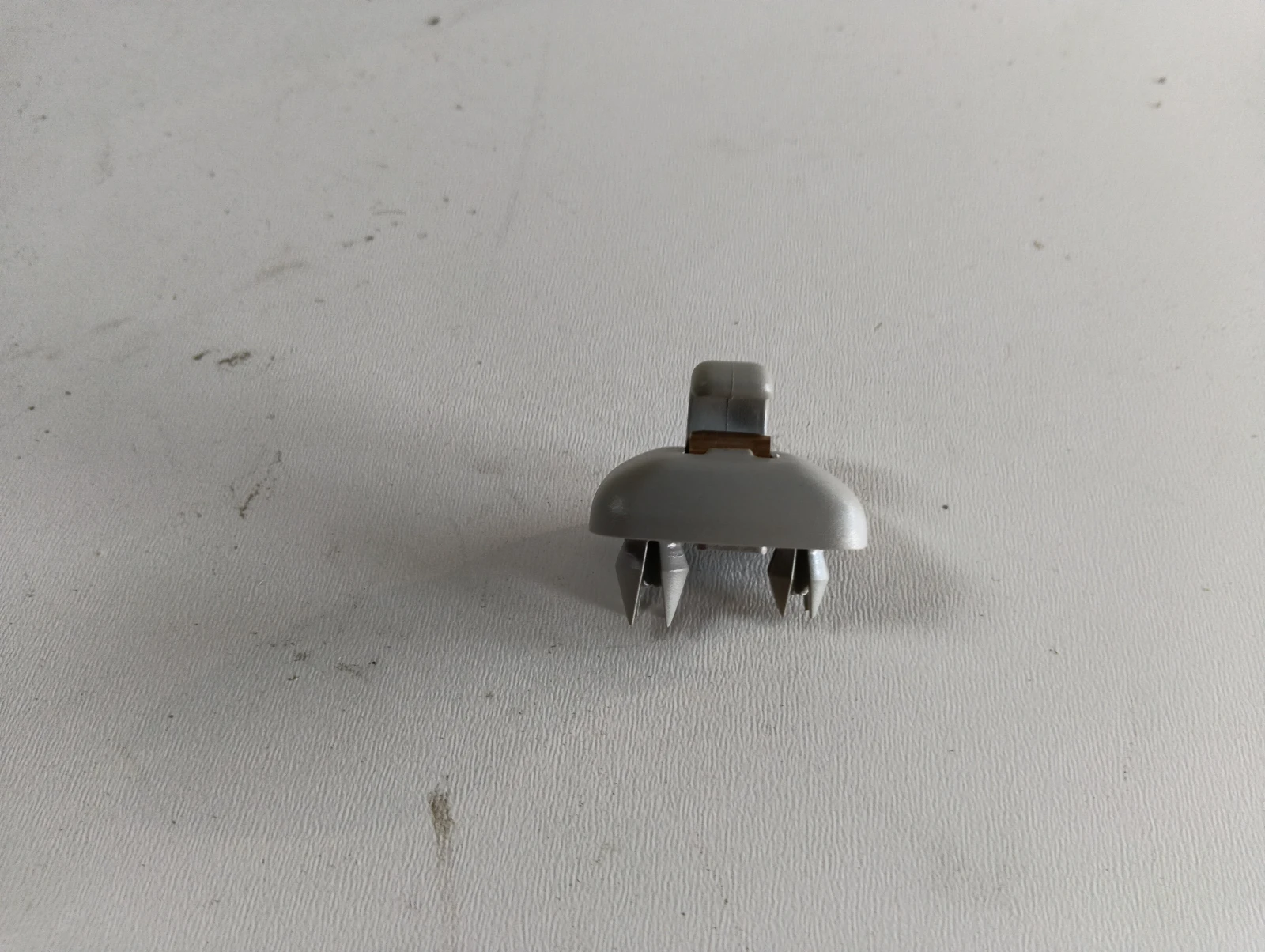 щипка сенник 8W0857562A Audi A4