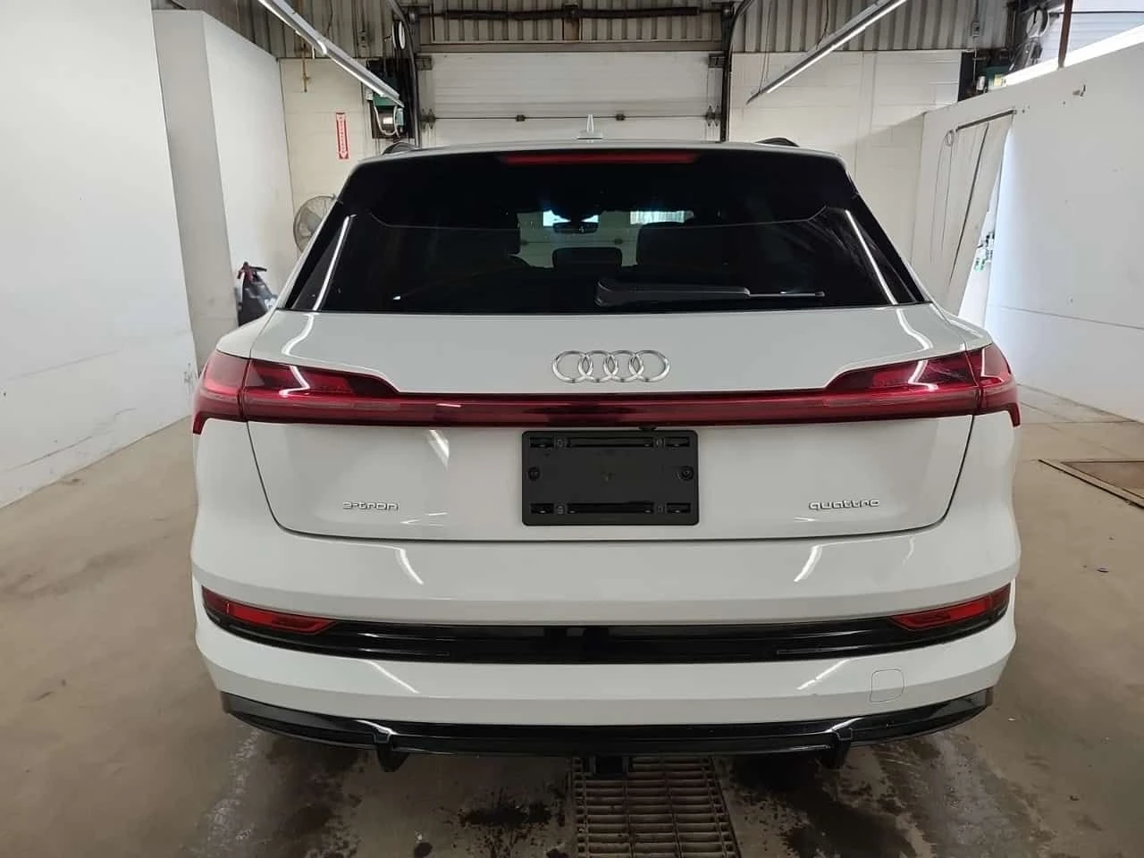 Audi E-Tron * PROGRESSIV * PANO * ОБДУХВАНЕ * 2 КЛЮЧА, снимка 17 - Автомобили и джипове - 54612109