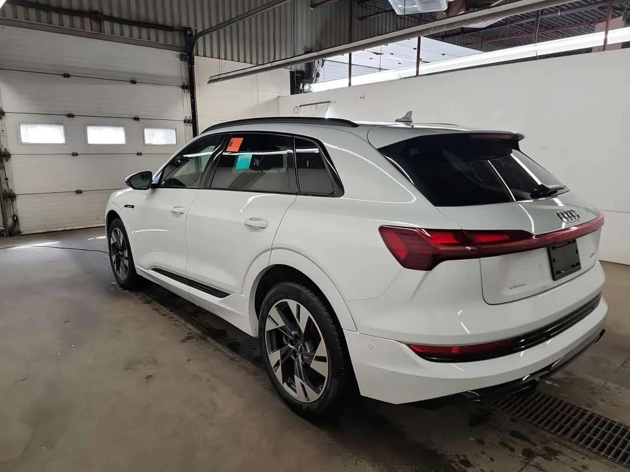 Audi E-Tron * PROGRESSIV * PANO * ОБДУХВАНЕ * 2 КЛЮЧА, снимка 4 - Автомобили и джипове - 54612109
