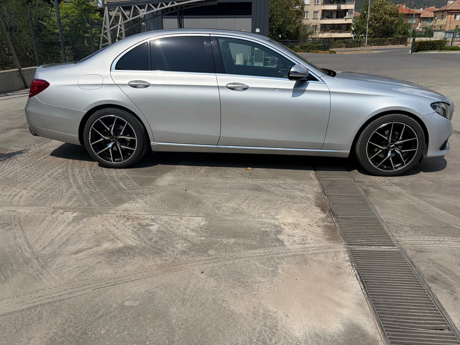 Mercedes-Benz E 220 ТОП СЪСТОЯНИЕ/ 2 компл. НОВИ гуми / БАРТЕР/, снимка 3 - Автомобили и джипове - 55824918