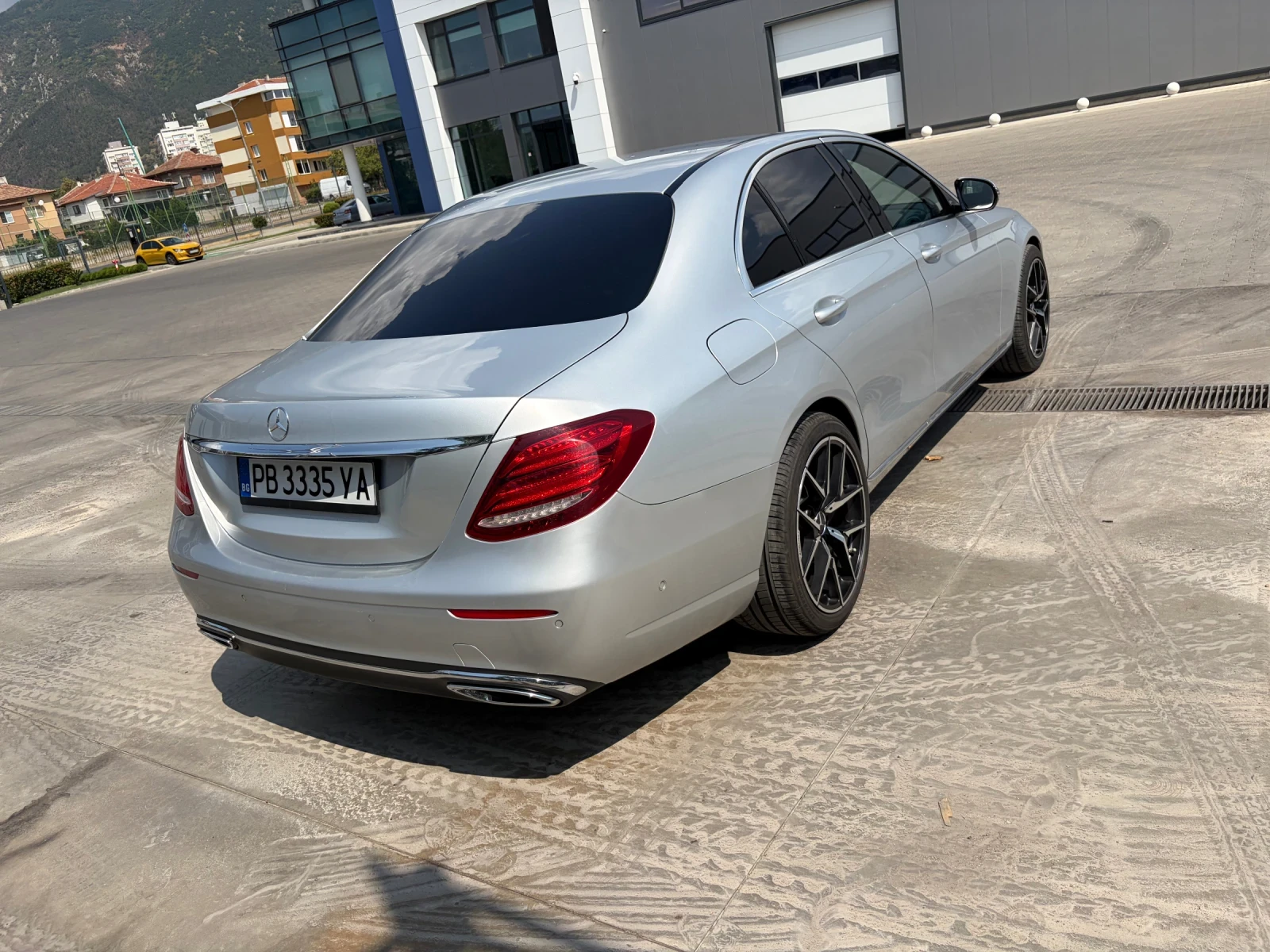 Mercedes-Benz E 220 ТОП СЪСТОЯНИЕ/ 2 компл. НОВИ гуми / БАРТЕР/, снимка 4 - Автомобили и джипове - 55824918