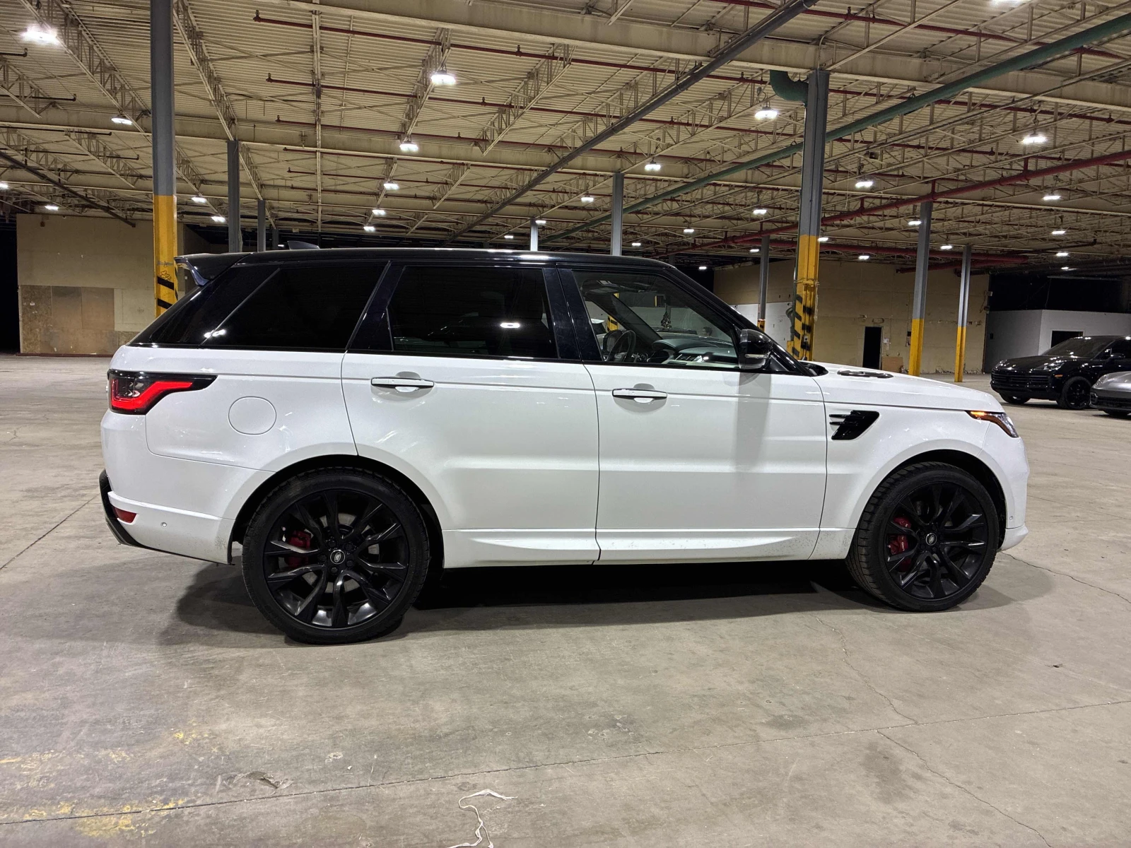 Land Rover Range Rover Sport HST / АВТОКРЕДИТ, снимка 3 - Автомобили и джипове - 55968355