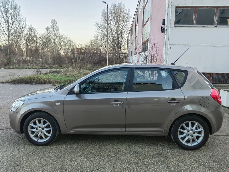 Kia Ceed 2.0i, снимка 3 - Автомобили и джипове - 48634289