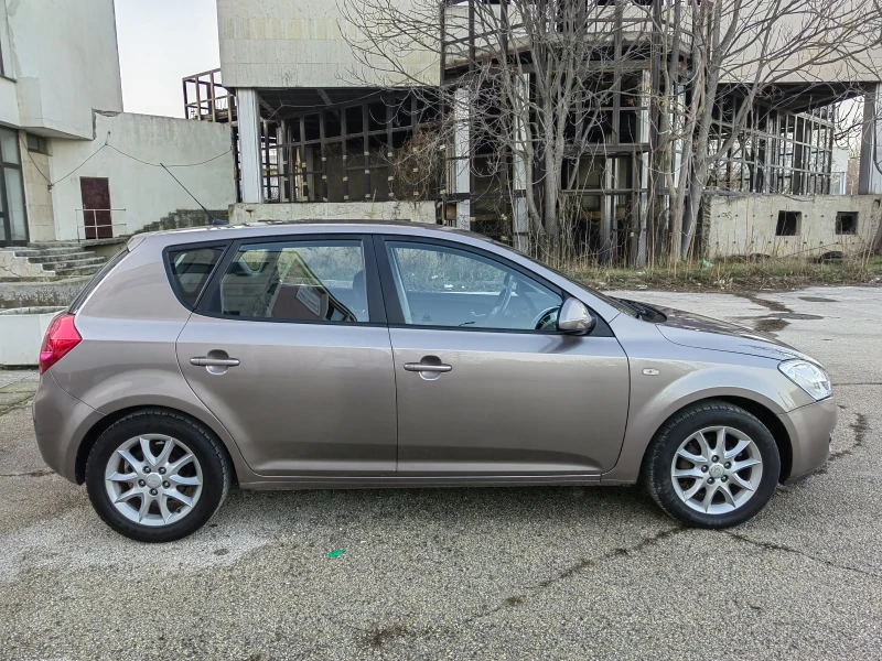 Kia Ceed 2.0i, снимка 6 - Автомобили и джипове - 48634289