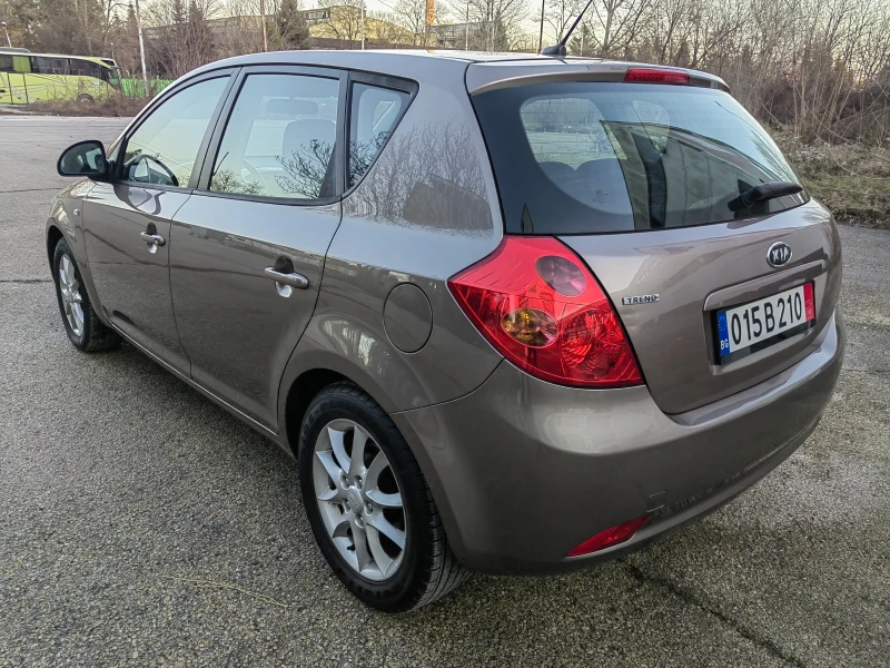 Kia Ceed 2.0i, снимка 4 - Автомобили и джипове - 48634289