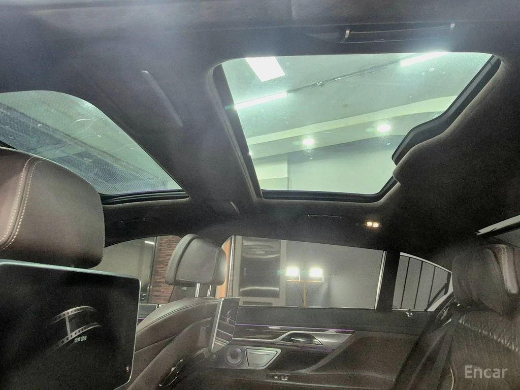 BMW 750 Li xDrive* BOWERS & WILKINS* 360* DISTRONIC* TV* , снимка 16 - Автомобили и джипове - 54827738