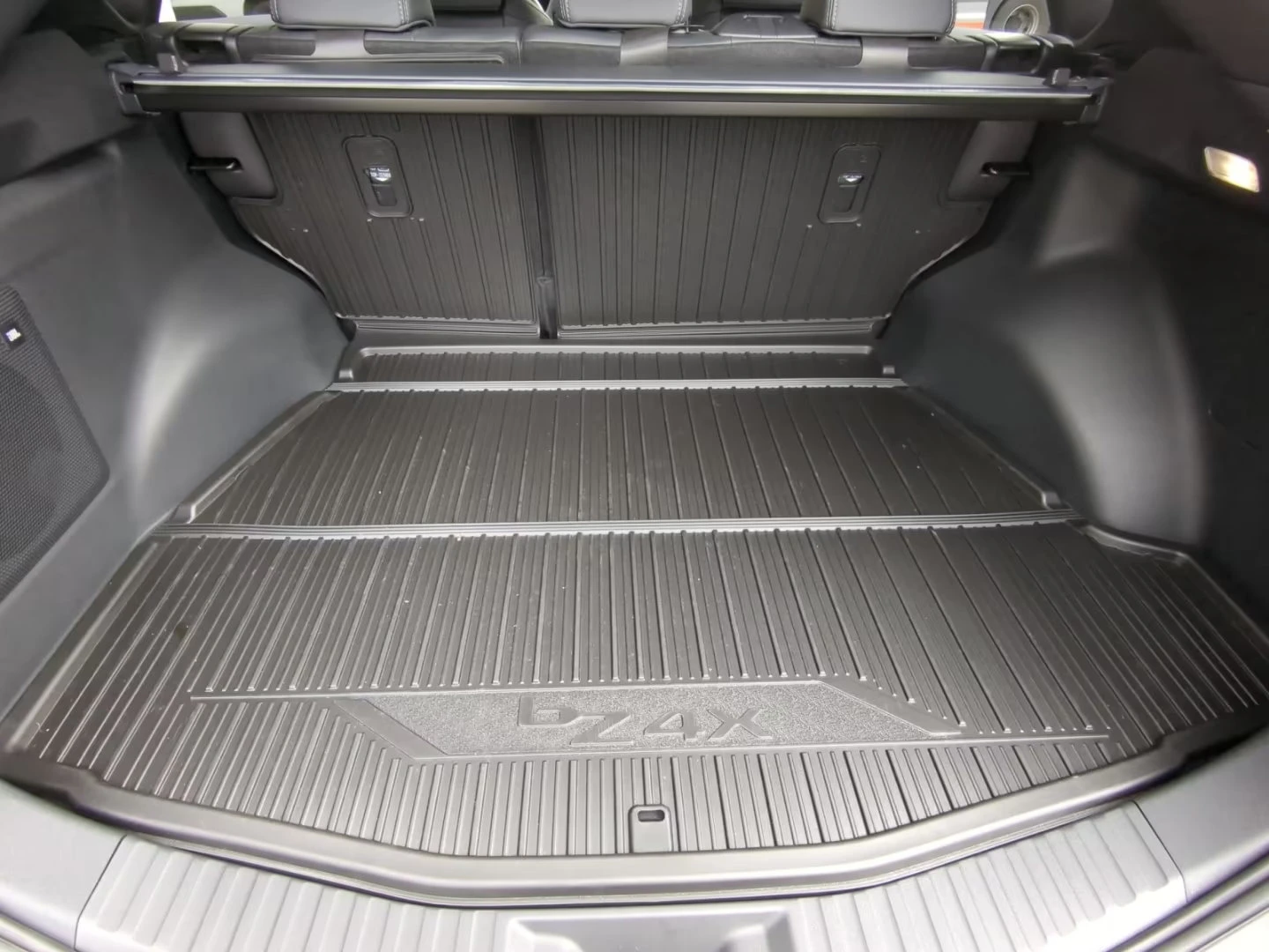 Toyota bZ4X LOUNGE/204HP/L/MATRIX/360/MEMO/NAVI/483q, снимка 14 - Автомобили и джипове - 55277102
