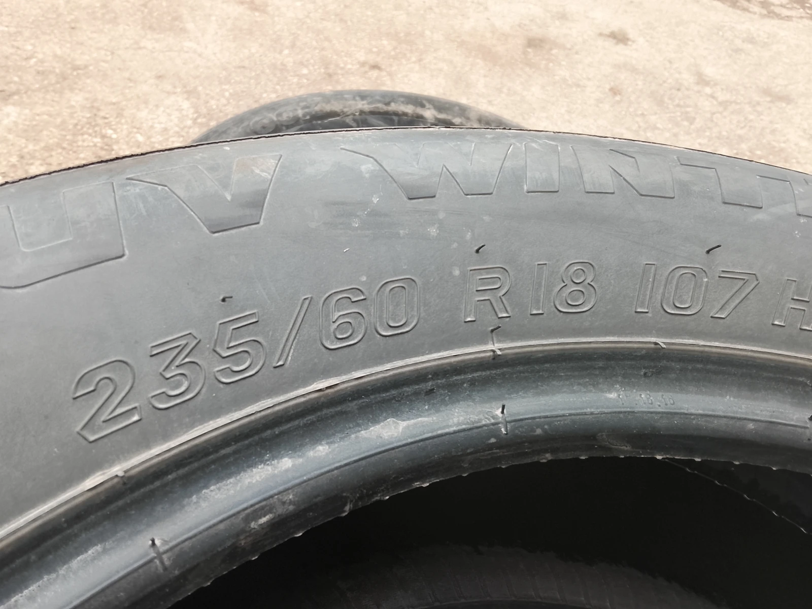 Гуми Зимни 235/60R18, снимка 5 - Гуми и джанти - 54032413