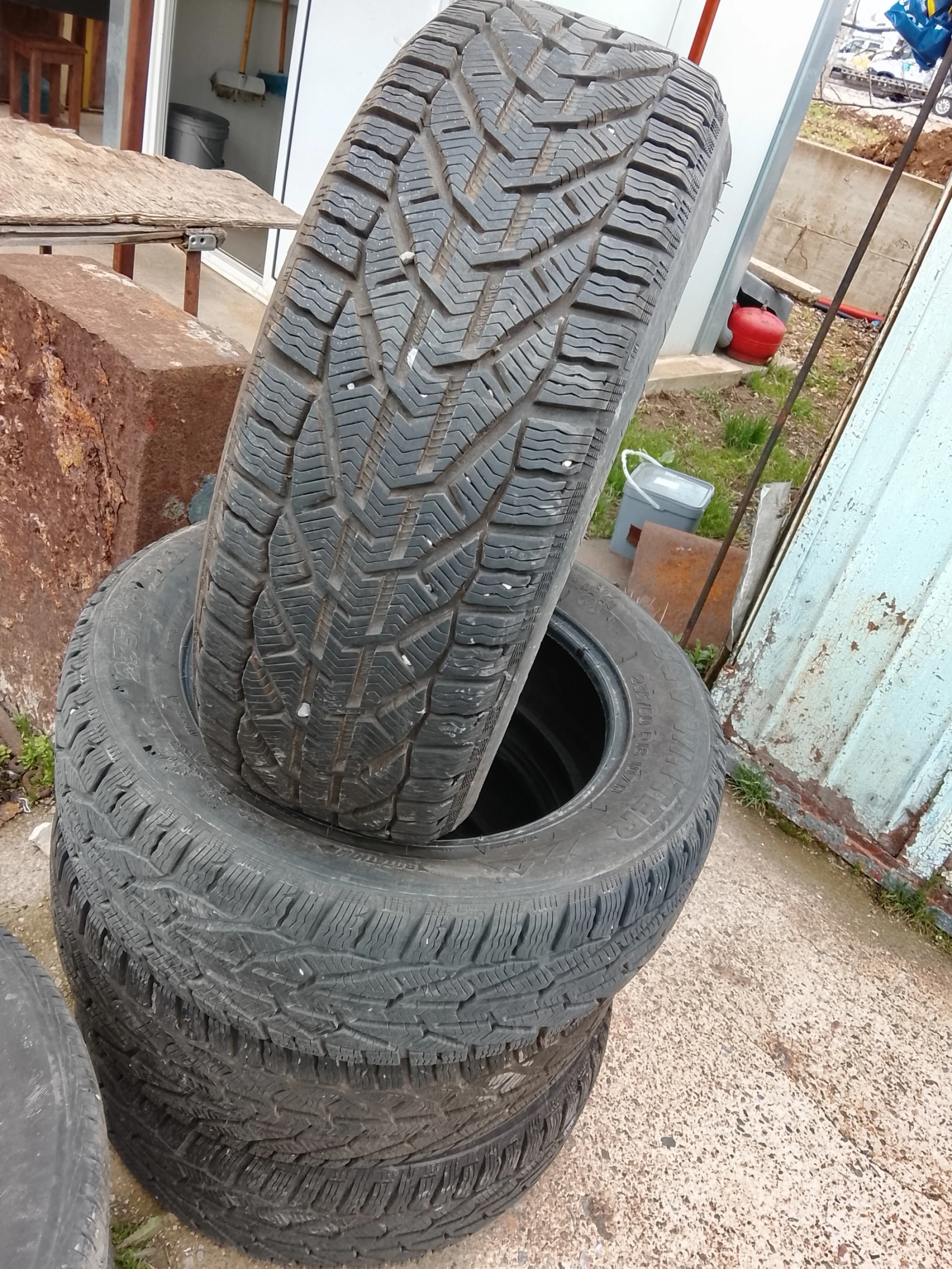 Гуми Зимни 235/60R18