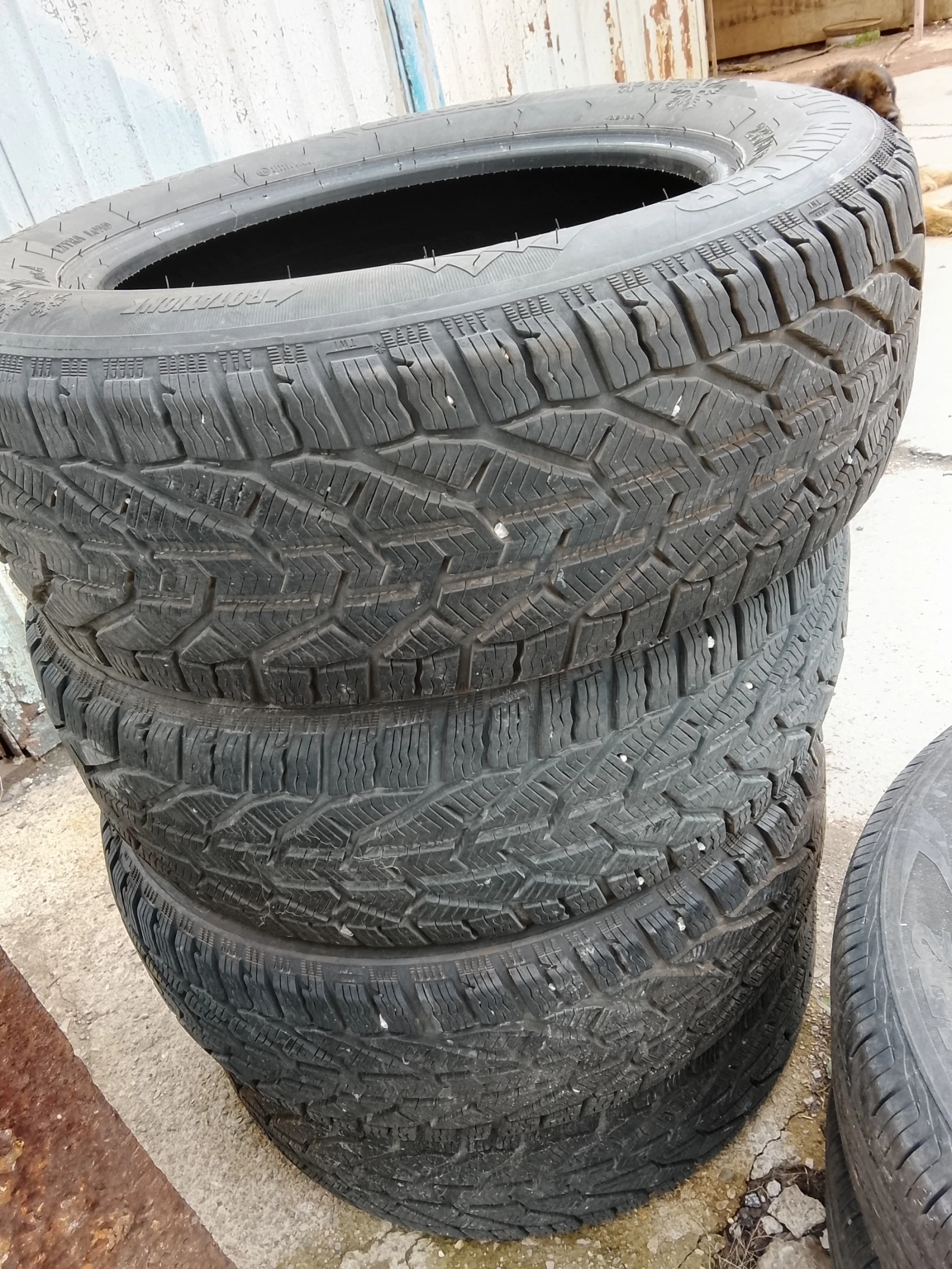 Гуми Зимни 235/60R18, снимка 3 - Гуми и джанти - 54032413