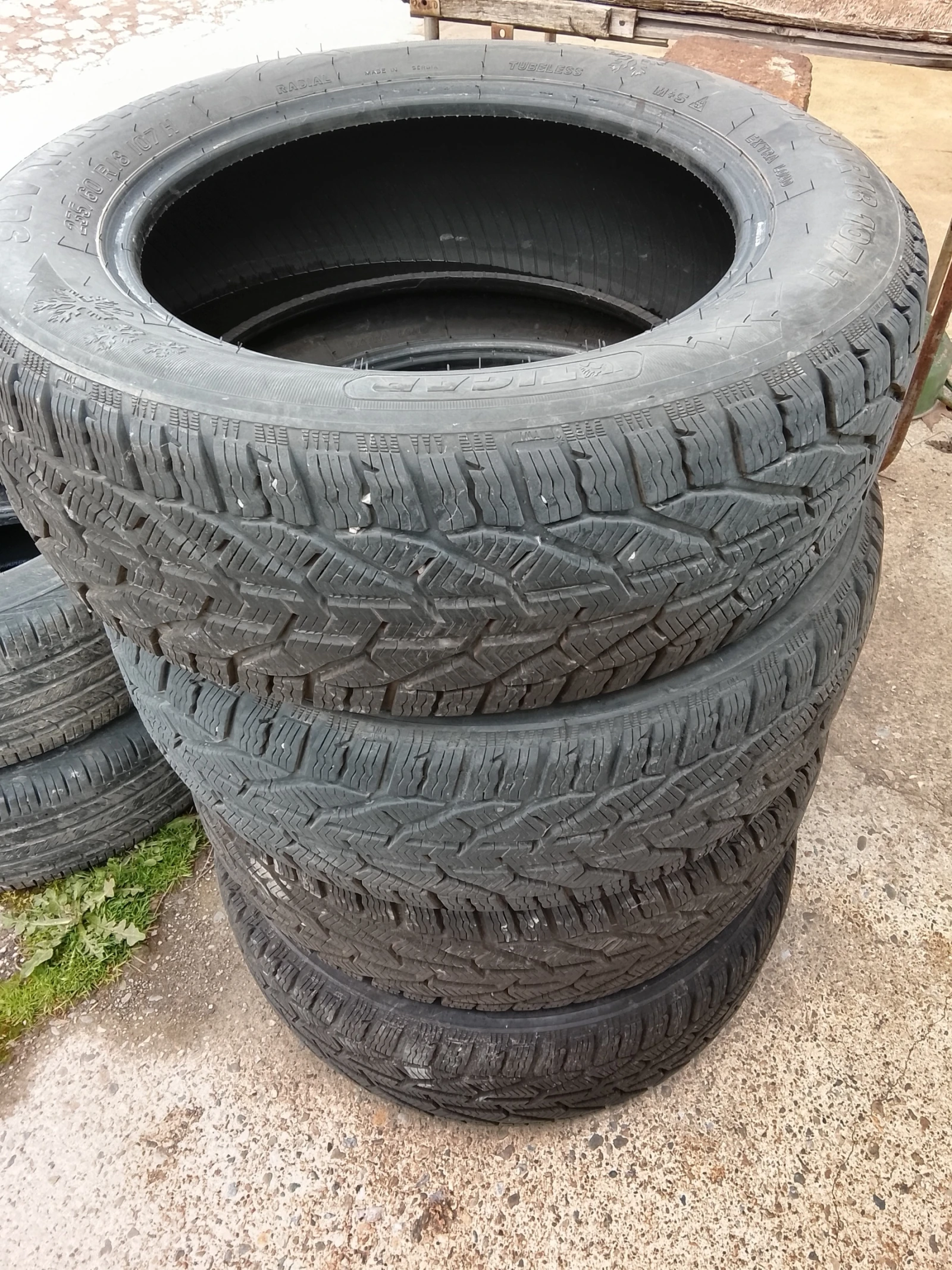 Гуми Зимни 235/60R18, снимка 2 - Гуми и джанти - 54032413