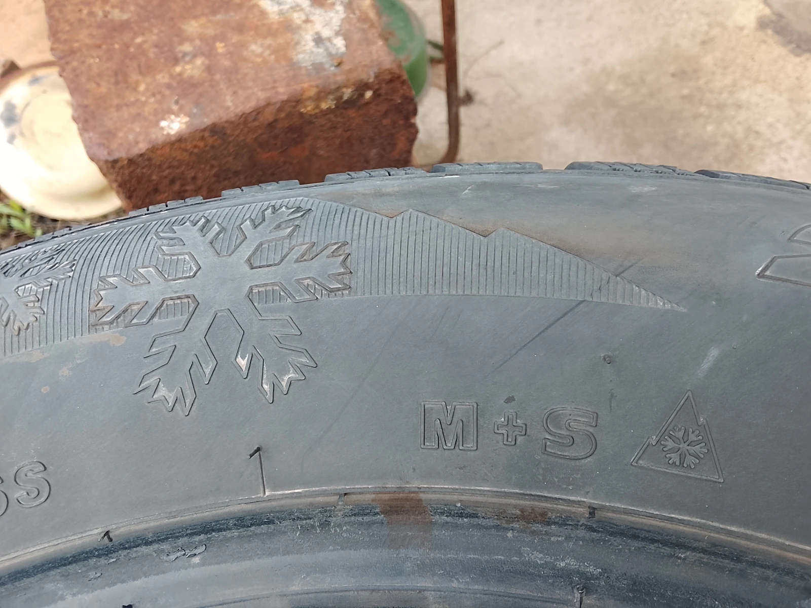 Гуми Зимни 235/60R18, снимка 7 - Гуми и джанти - 54032413