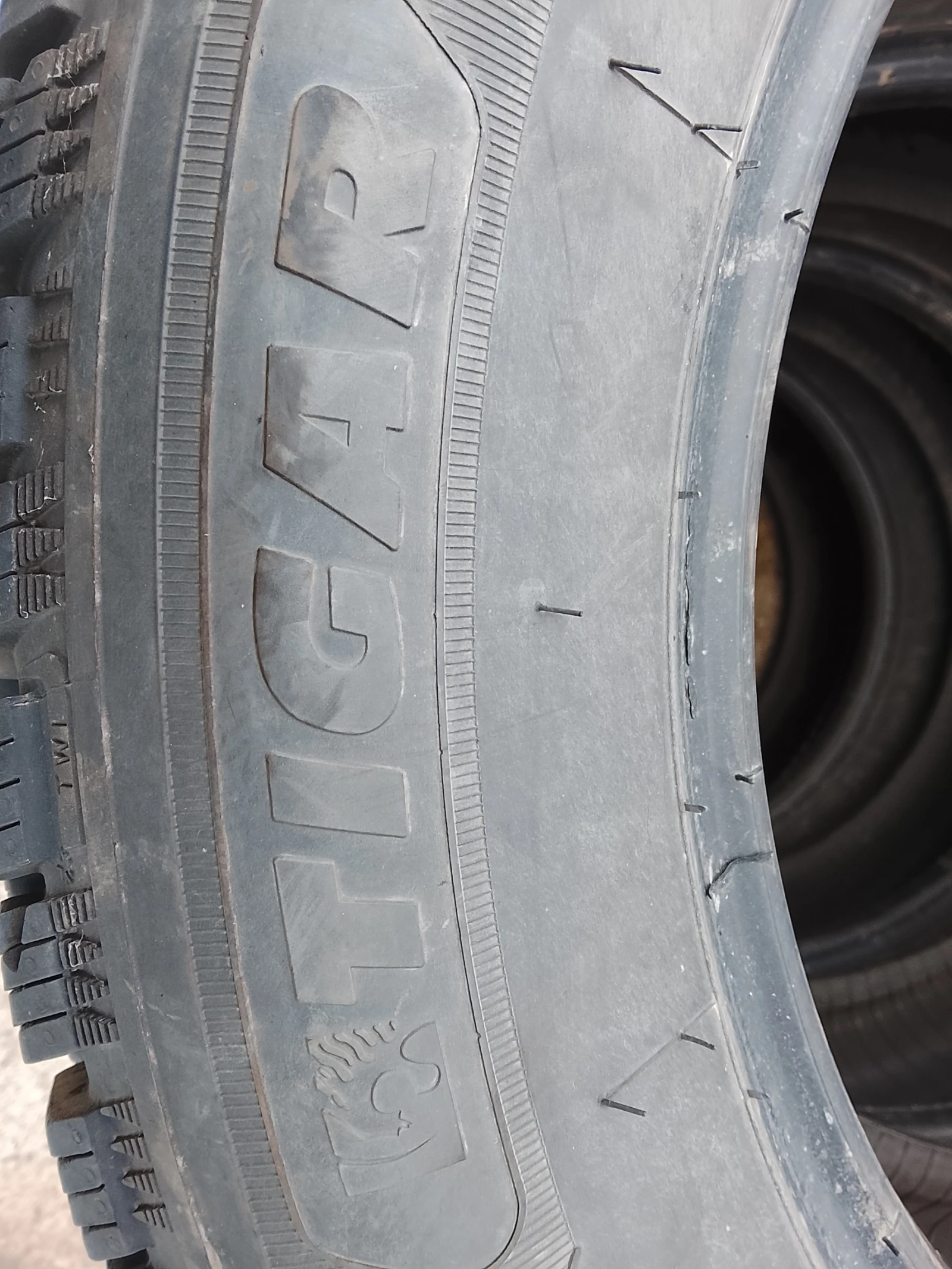 Гуми Зимни 235/60R18, снимка 6 - Гуми и джанти - 54032413