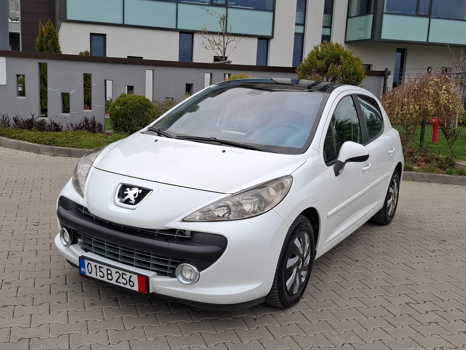 Peugeot 207 1.6HDI* (109кс)* * FACELIFT* PANORAMA* НОВ ВНОС* , снимка 2 - Автомобили и джипове - 54207928