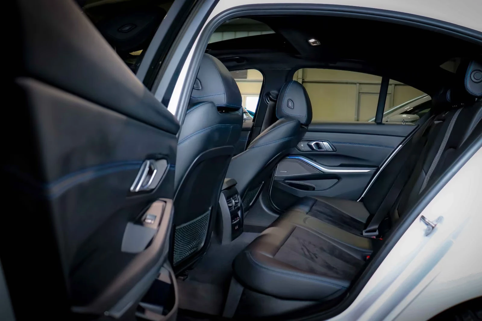 BMW 330 d/286HP/M SPORT/LASER/H&K/CAM/NAVI/KLESS/654z, снимка 12 - Автомобили и джипове - 55443561