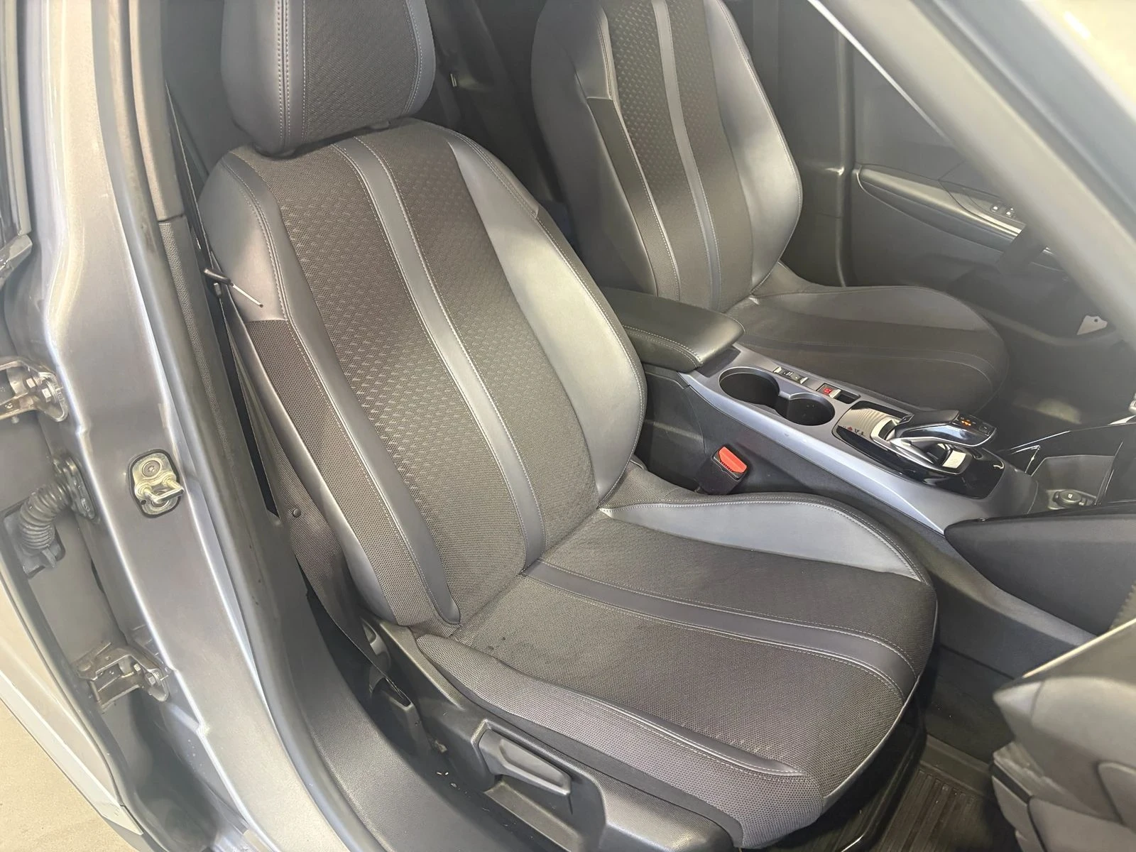 Peugeot 2008 1.5 HDI | EAT8 | Allure+ | LED | Camera, снимка 9 - Автомобили и джипове - 56130174