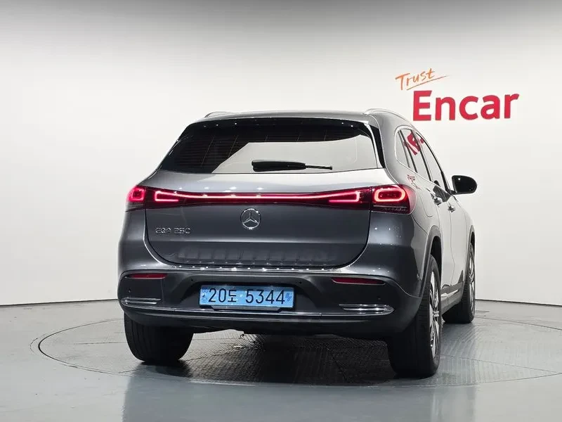 Mercedes-Benz EQA, снимка 4 - Автомобили и джипове - 56015991