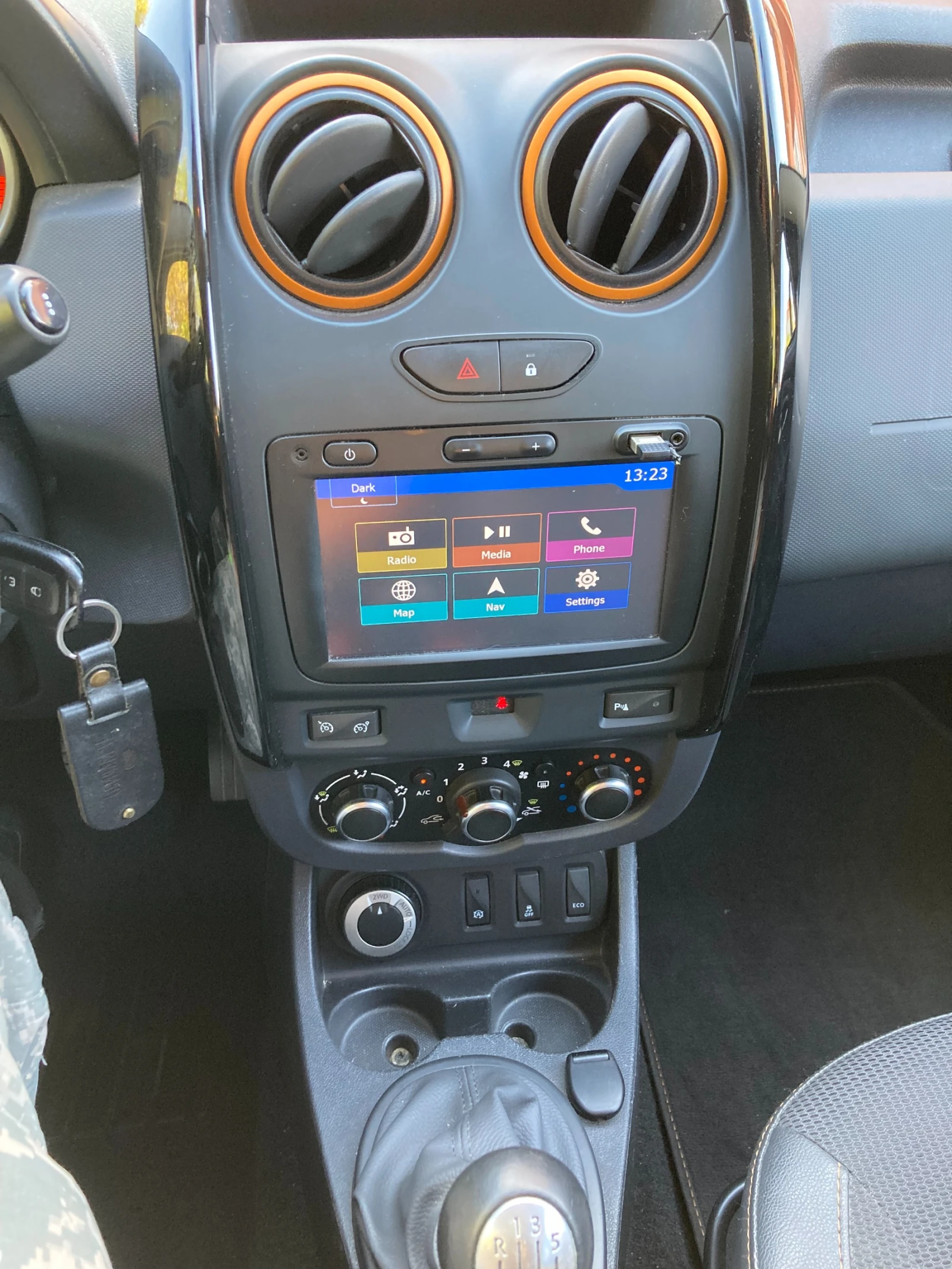 Dacia Duster 1.2 Tce , 4x4, снимка 13 - Автомобили и джипове - 56599067
