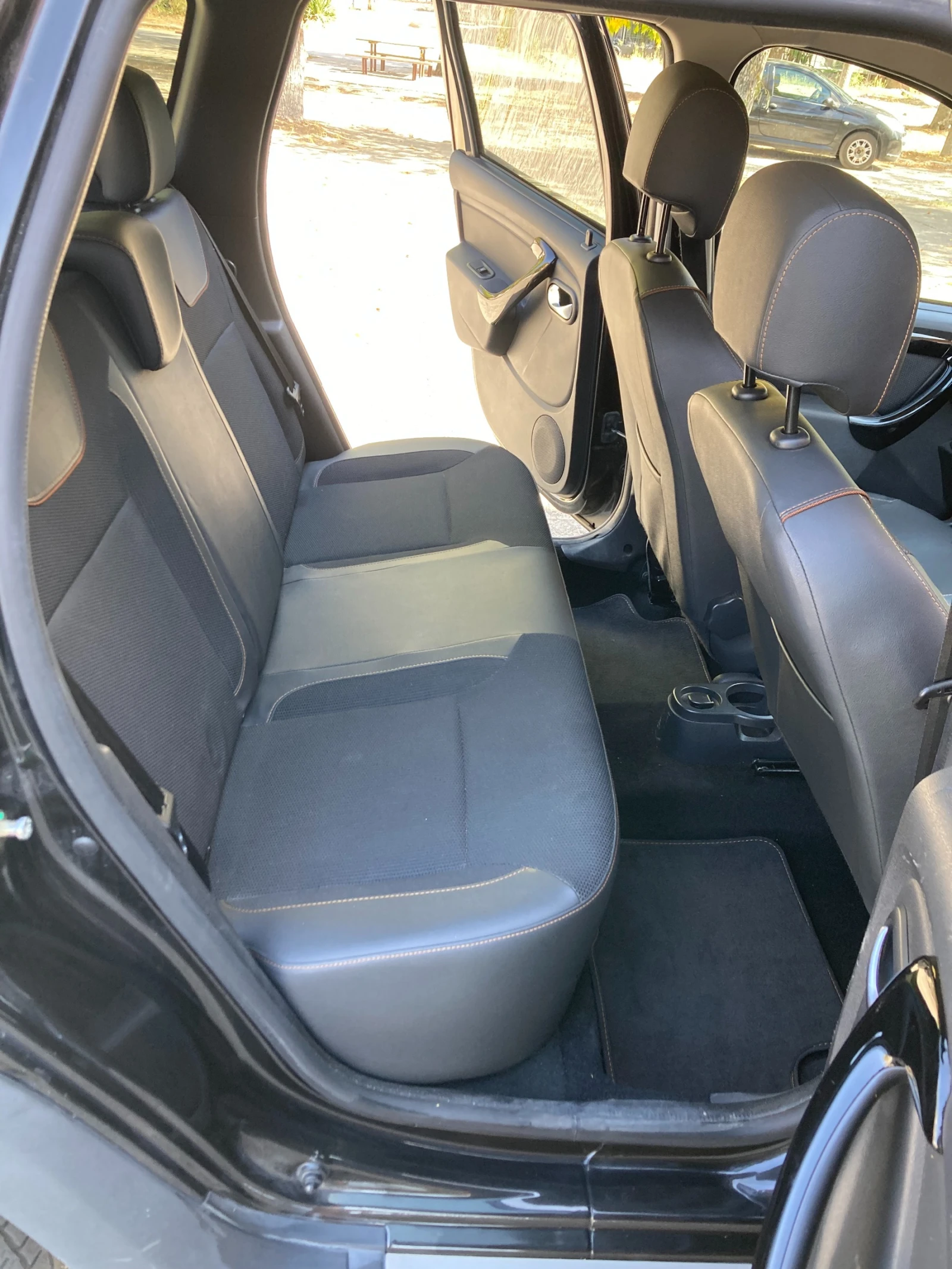 Dacia Duster 1.2 Tce , 4x4, снимка 9 - Автомобили и джипове - 56599067