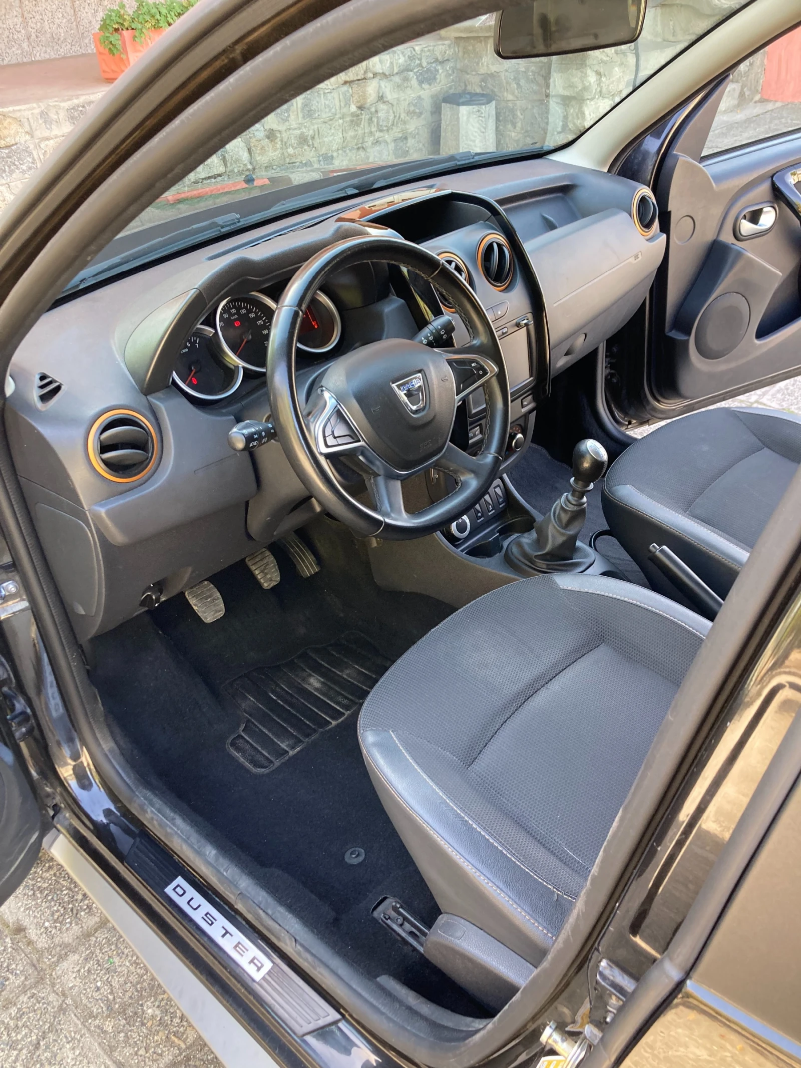 Dacia Duster 1.2 Tce , 4x4, снимка 8 - Автомобили и джипове - 56599067