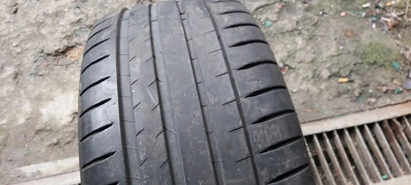 Гуми Летни 235/40R18, снимка 1 - Гуми и джанти - 35608376