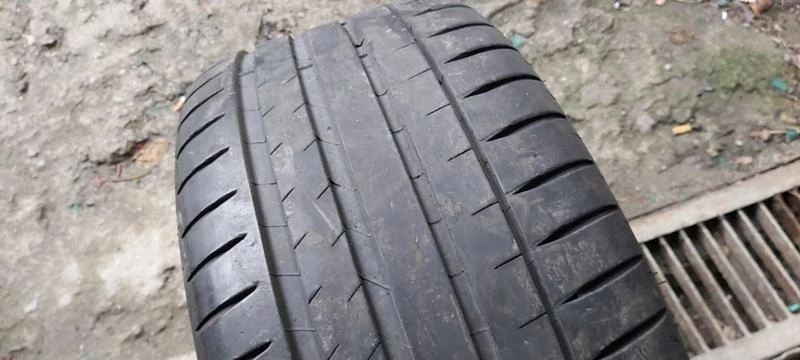 Гуми Летни 235/40R18, снимка 2 - Гуми и джанти - 35608376