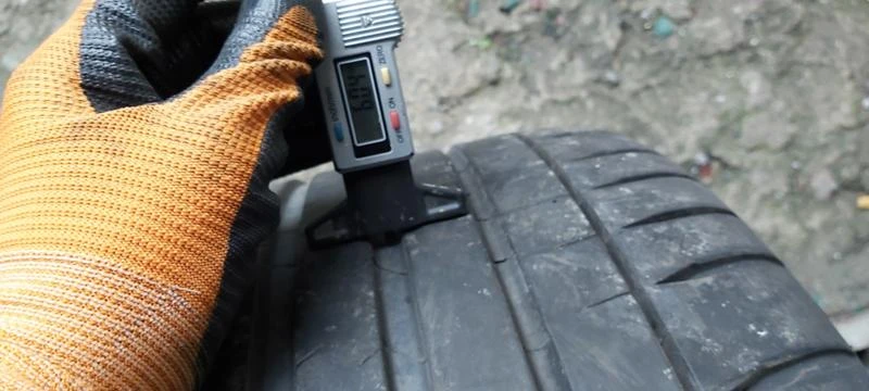 Гуми Летни 235/40R18, снимка 3 - Гуми и джанти - 35608376