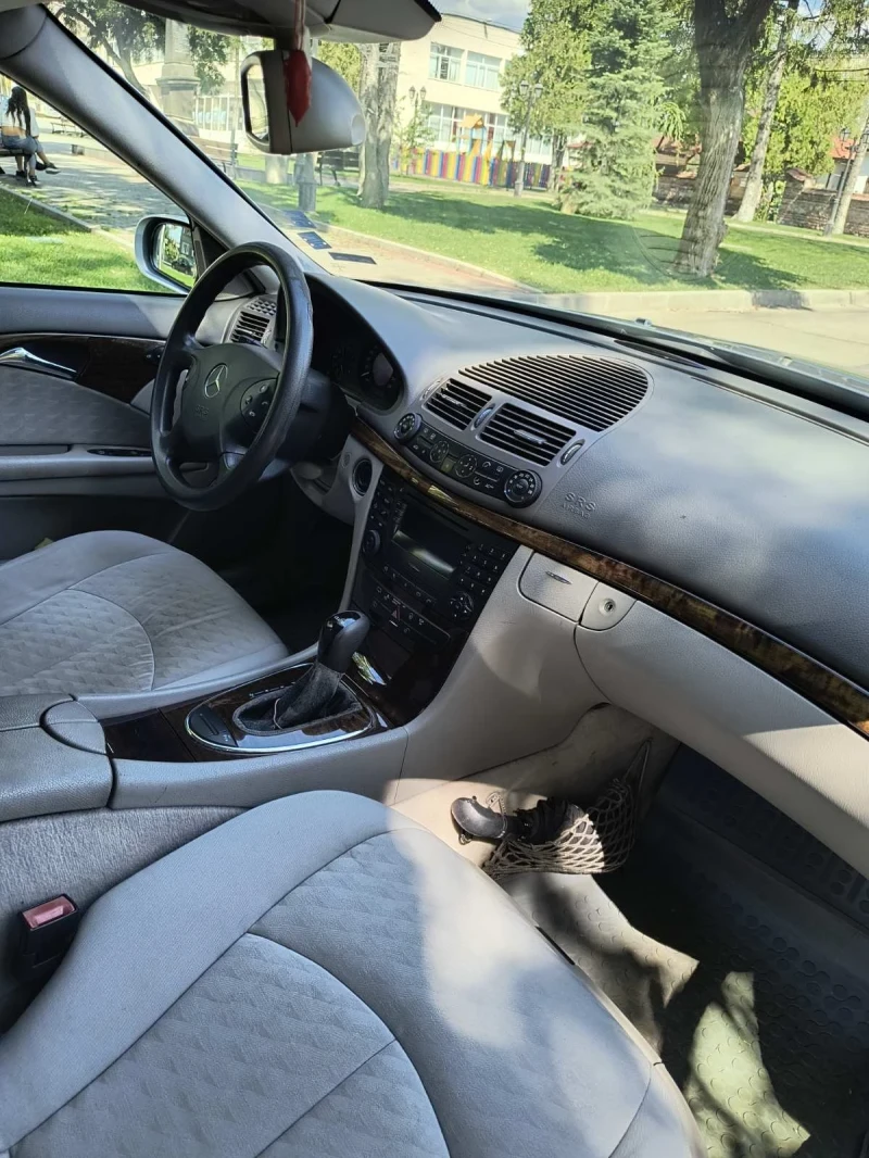 Mercedes-Benz E 220, снимка 5 - Автомобили и джипове - 51761043