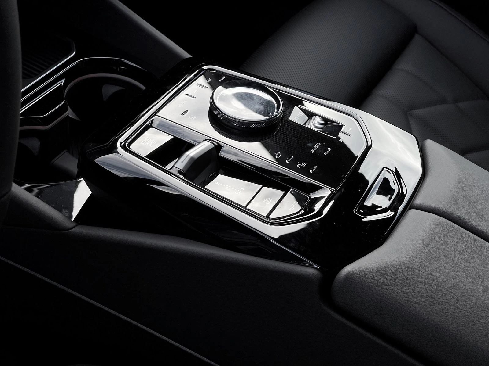 BMW 550 e xDrive = NEW = M-Sport Pro Гаранция - изображение 8