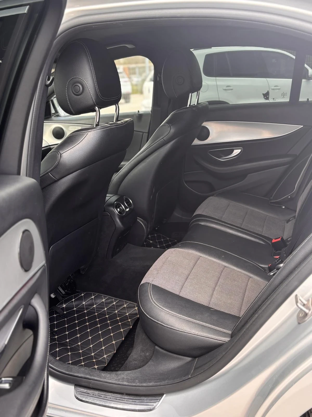 Mercedes-Benz E 220, снимка 5 - Автомобили и джипове - 54259142