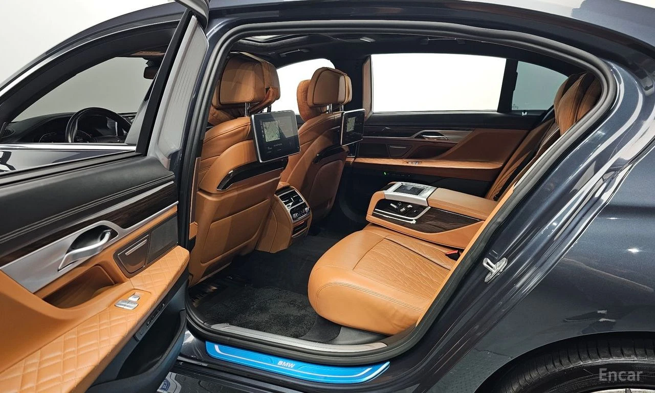 BMW 740 Li* XDRIVE* ОБДУХВАНЕ* ДИСТРОНИК* ХЕДЪП* МАСАЖ* LA, снимка 13 - Автомобили и джипове - 55960600