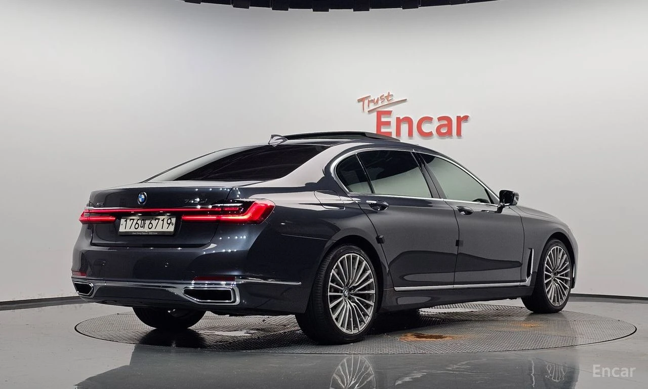 BMW 740 Li* XDRIVE* ОБДУХВАНЕ* ДИСТРОНИК* ХЕДЪП* МАСАЖ* LA, снимка 2 - Автомобили и джипове - 55960600