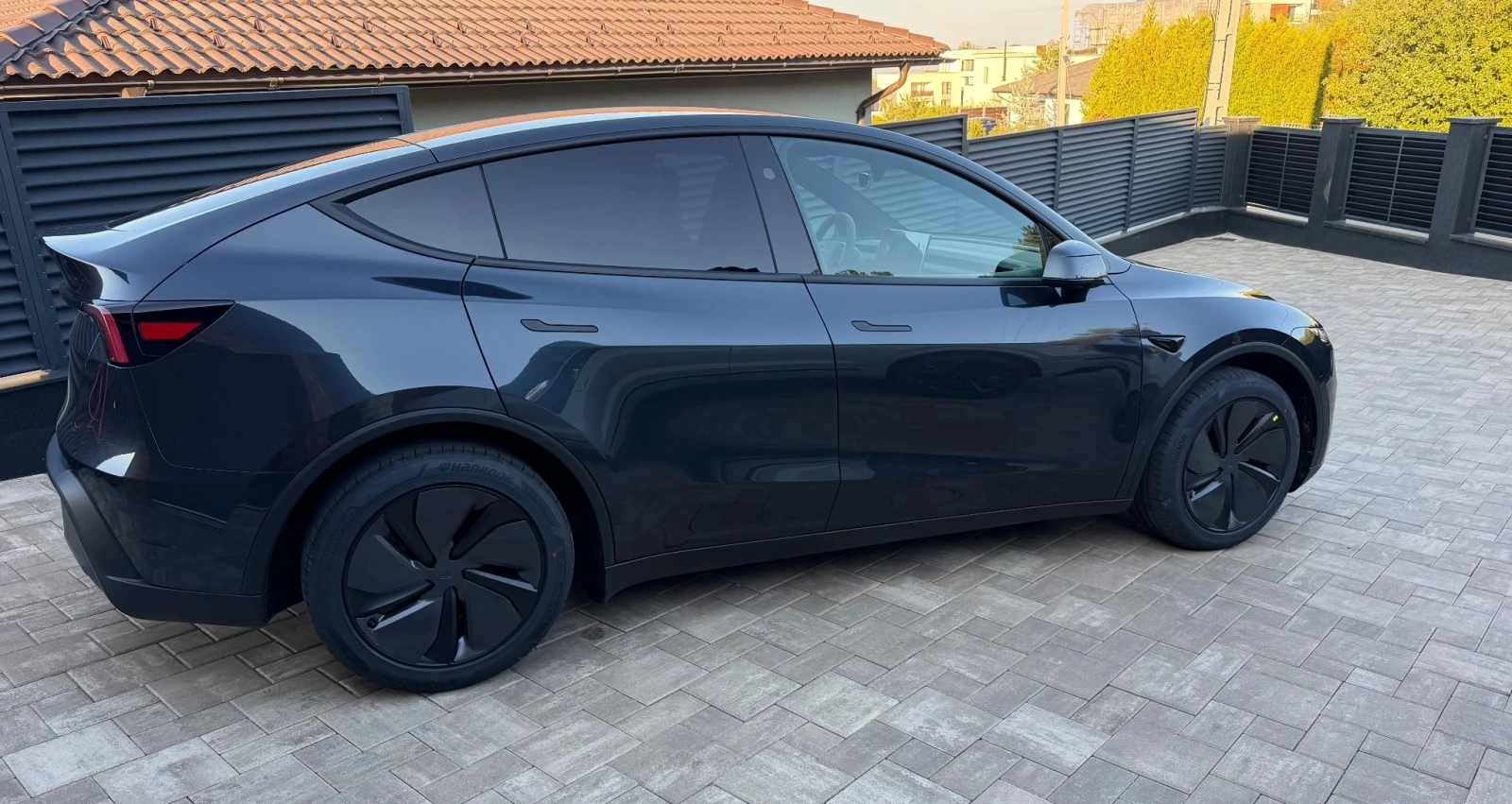 Tesla Model Y 62.5 kWh Standard, снимка 3 - Автомобили и джипове - 56493160