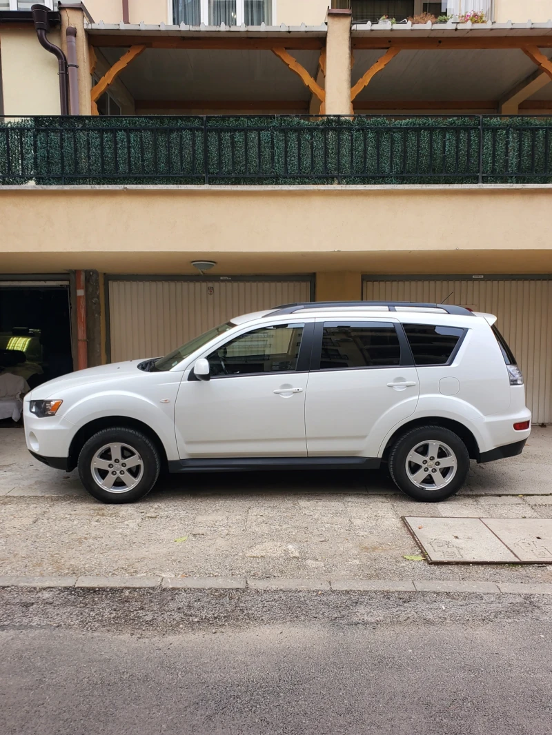 Mitsubishi Outlander 2.4i 4x4 Автоматик, снимка 3 - Автомобили и джипове - 52447786