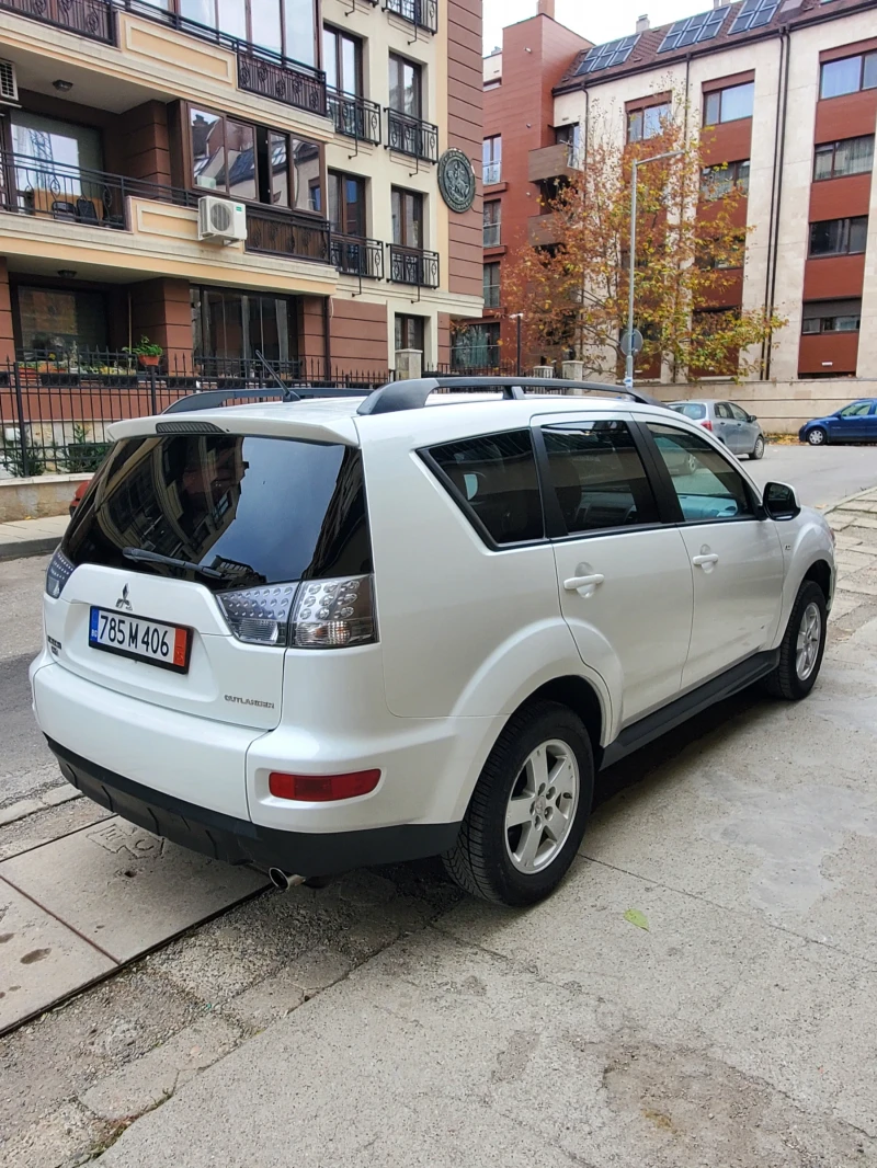 Mitsubishi Outlander 2.4i 4x4 Автоматик, снимка 8 - Автомобили и джипове - 52447786
