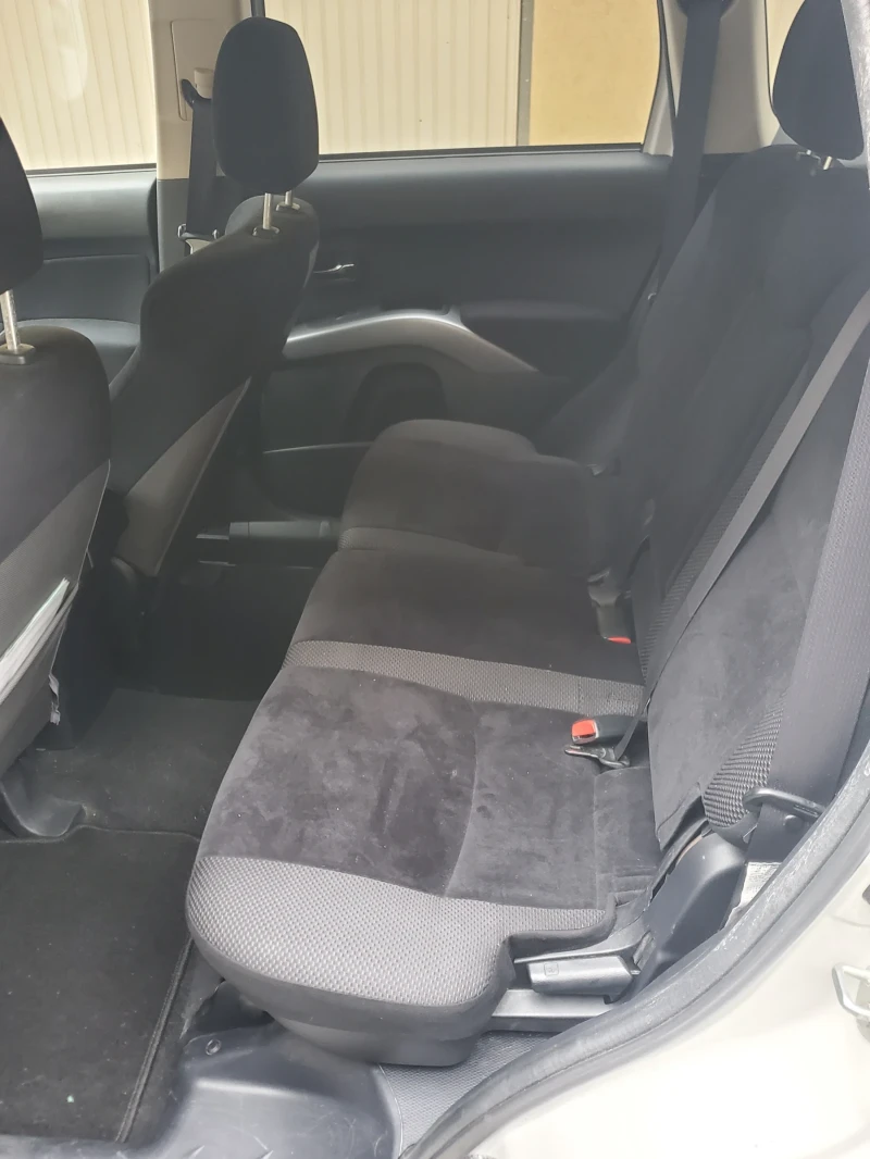 Mitsubishi Outlander 2.4i 4x4 Автоматик, снимка 14 - Автомобили и джипове - 52447786
