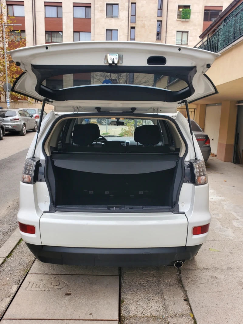 Mitsubishi Outlander 2.4i 4x4 Автоматик, снимка 6 - Автомобили и джипове - 52447786