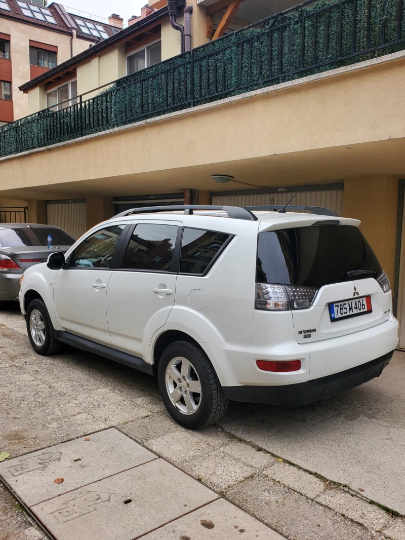 Mitsubishi Outlander 2.4i 4x4 Автоматик, снимка 4 - Автомобили и джипове - 52447786