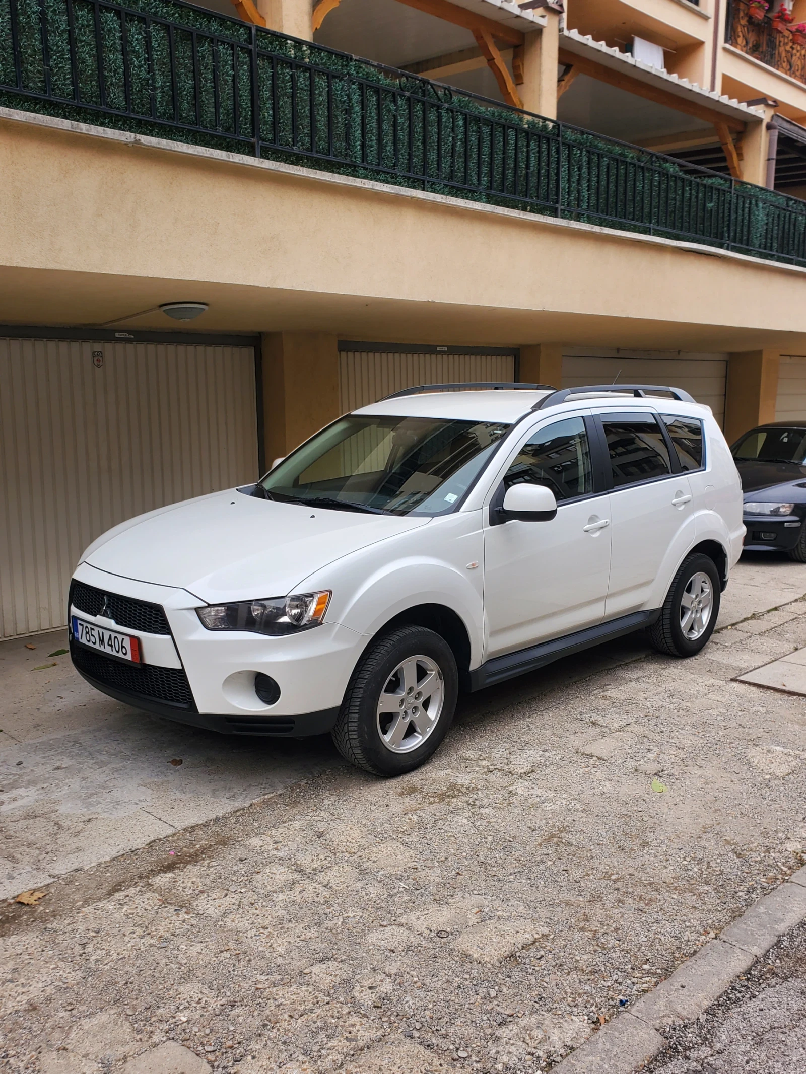 Mitsubishi Outlander 2.4i 4x4 Автоматик - изображение 2